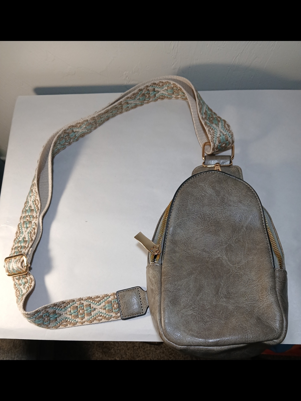 Source Unknown 9"Gray Vegan Leather Crossbody Bag with Geometric Patterned Strap